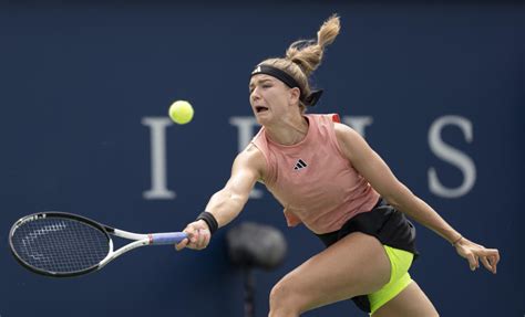 Top-ranked Iga Swiatek outlasts Karolina Muchova in a rain-delayed match in Montreal